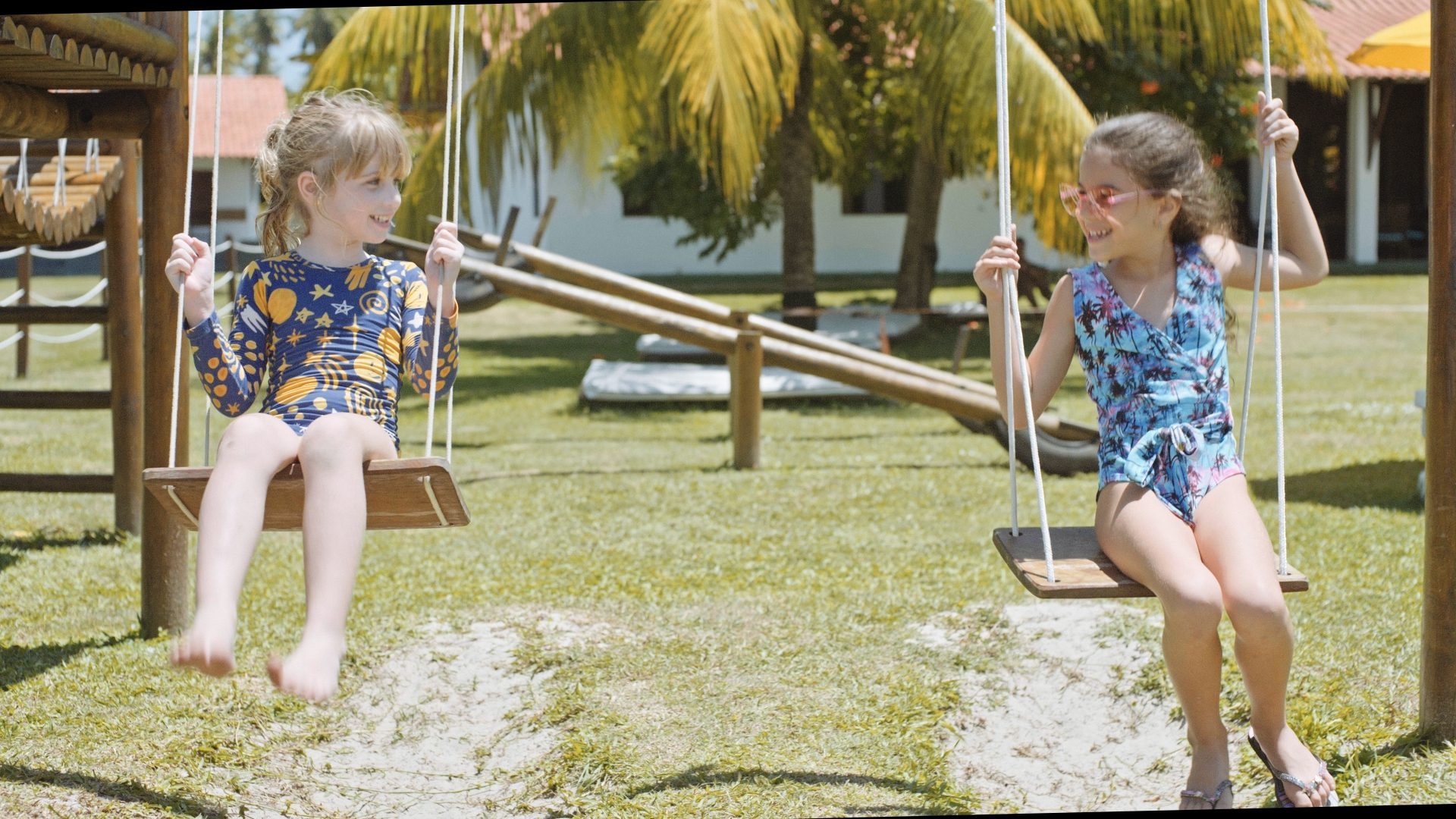 Praia com Guarda-sóis e Surfboard